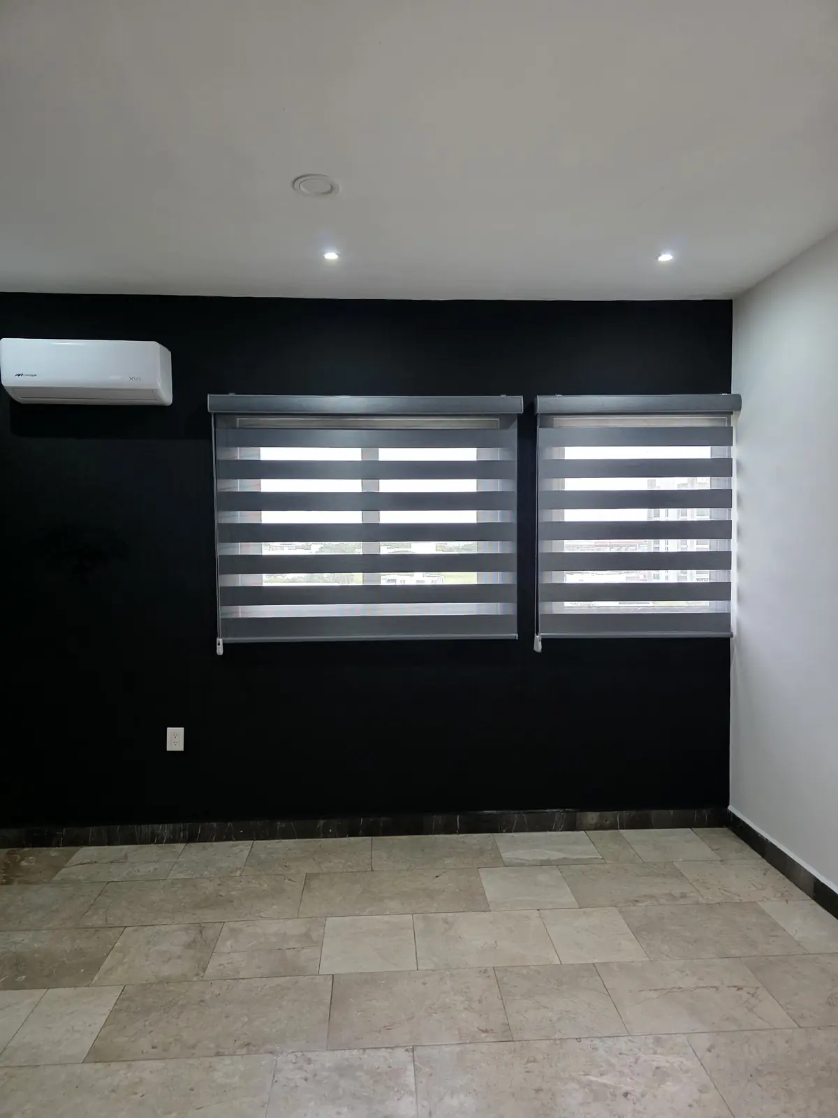 Recámara con dos persianas sheer elegance sobre un muro negro