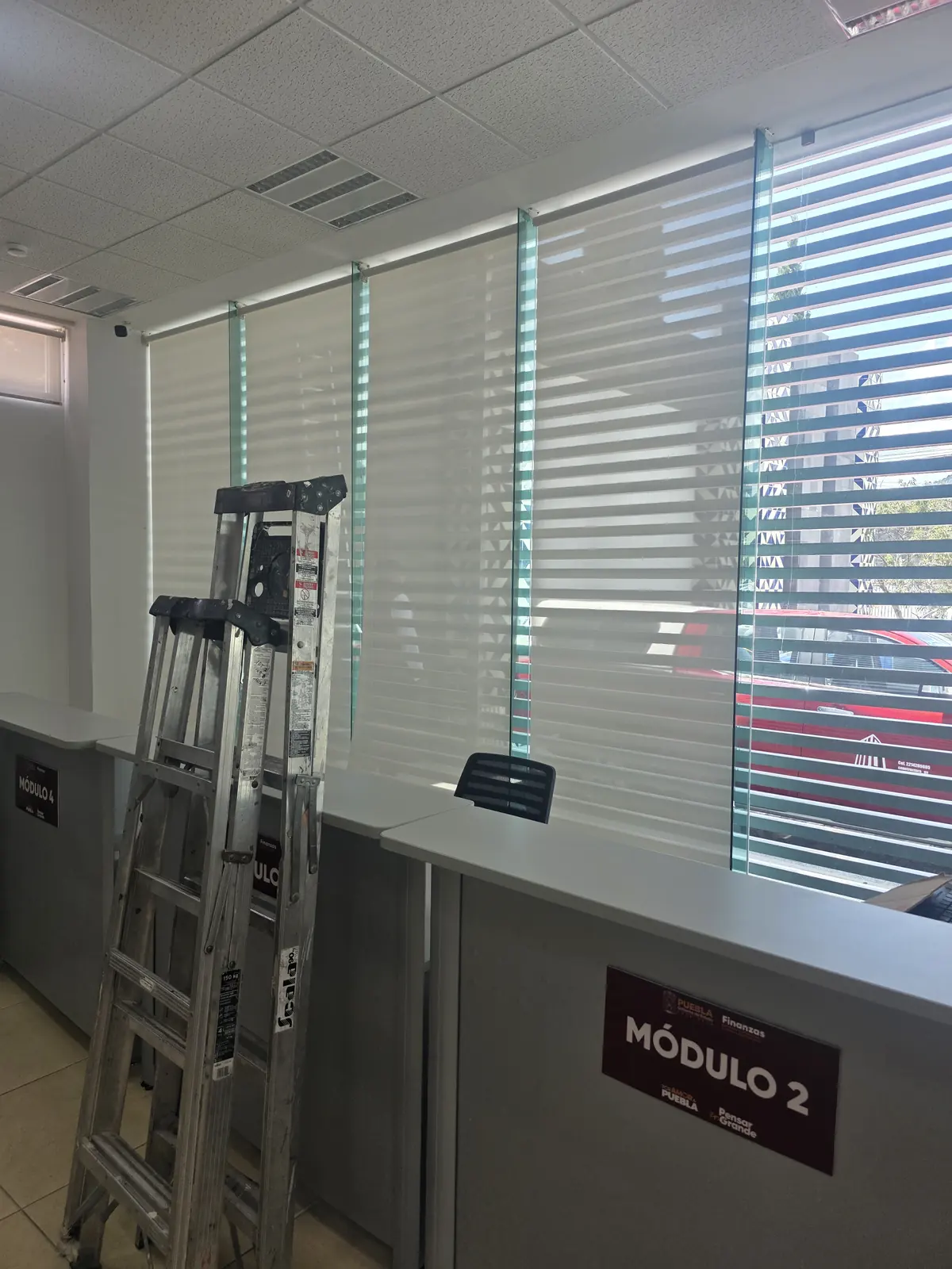 Módulos de atención del Centro Integral de Servicios de Tlatlauquitepec con persianas sheer elegance